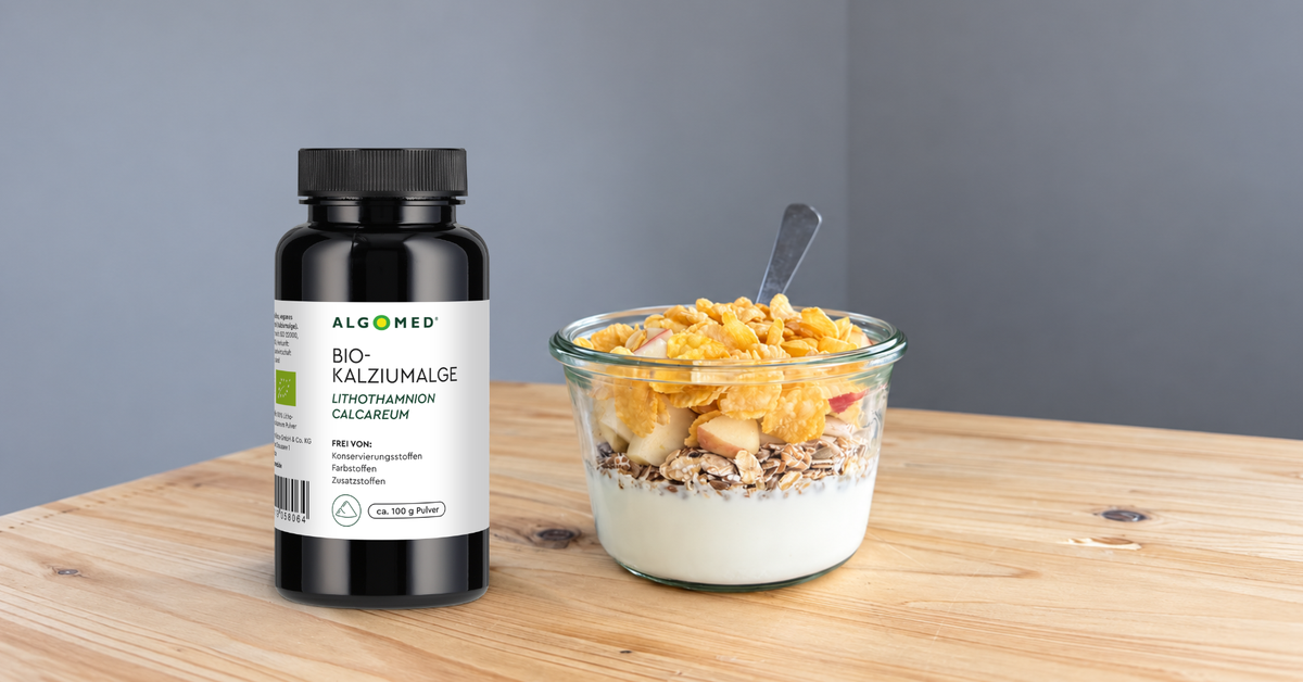 Frühstücksbowl mit Joghurt, Haferflocken, Obst und ALGOMED BIO-Kalziumalge Pulver