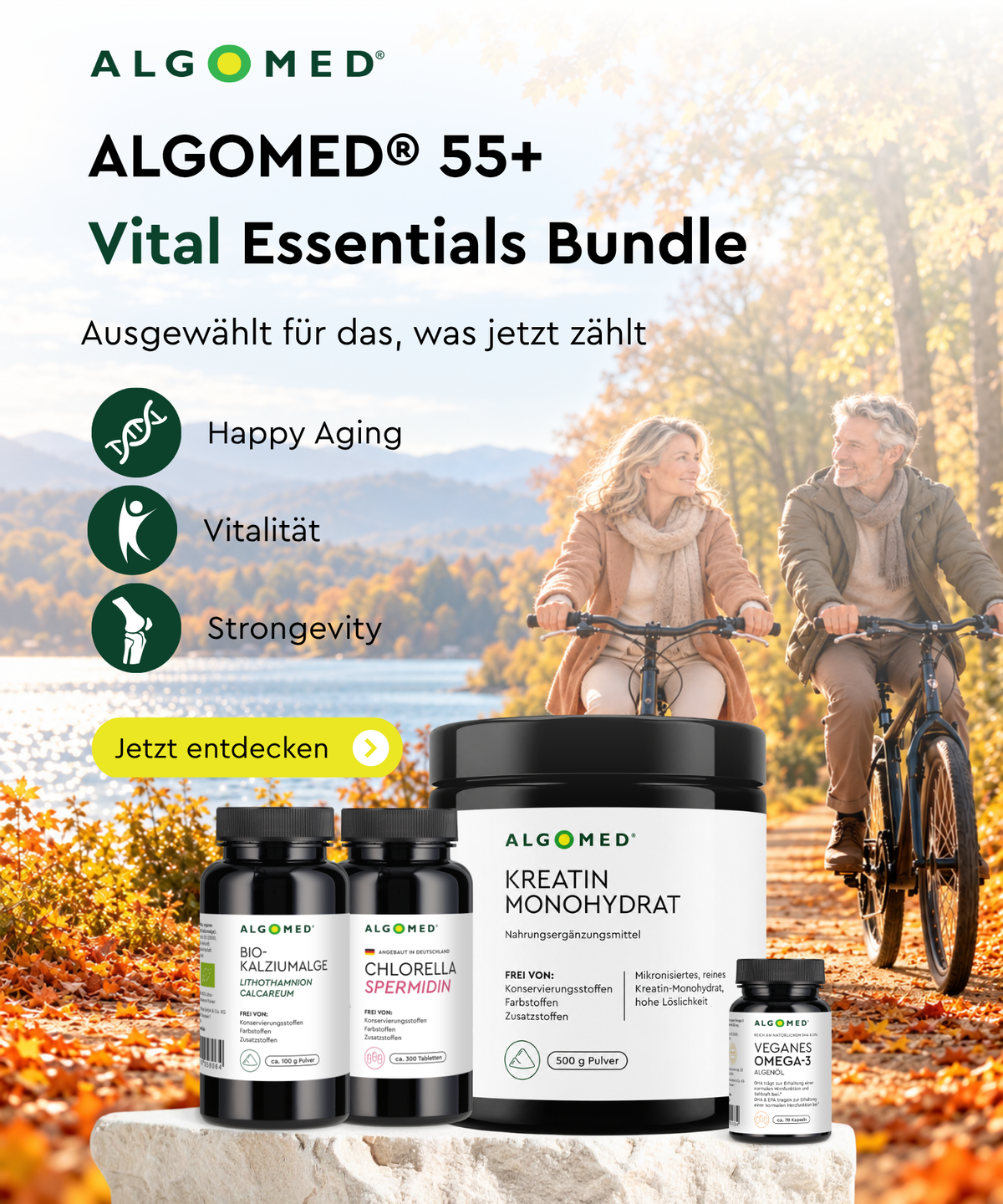 Algomed® 55+ Vital Essentials Bundle mit vier Nahrungsergänzungsmitteln vor einem aktiven Paar auf Fahrrädern in herbstlicher Landschaft.